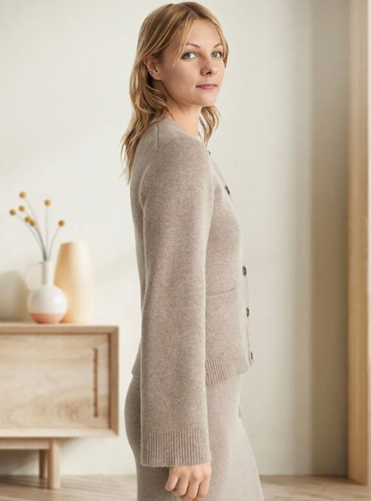 Button-Up Knit Cardigan – Elegant & Cozy Essential